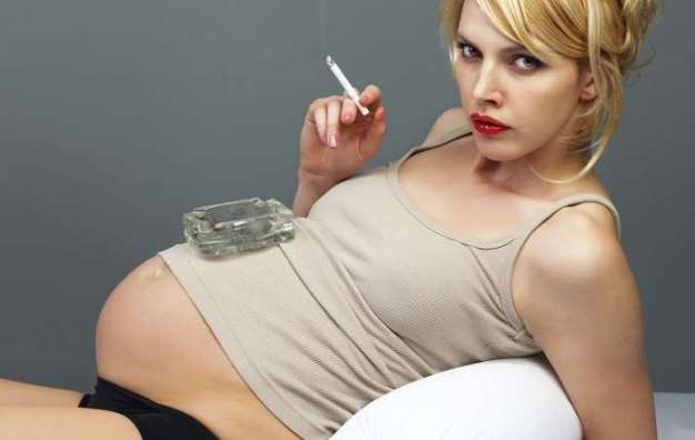 喫煙女性の胎内で赤ちゃんが苦しむ様子が映し出される ※動画アリ