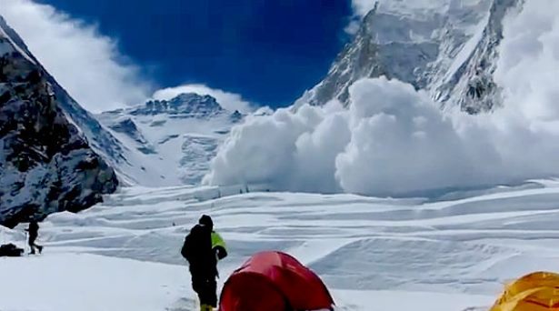 【ネパール地震】「氷の壁が襲ってきた」エベレスト雪崩が襲ってくる動画