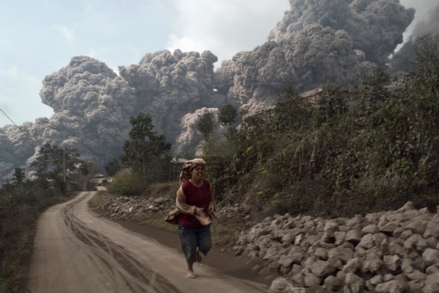 インドネシア・シナブン山の大規模噴火の様子がヤバい（画像） 住民１万人が避難