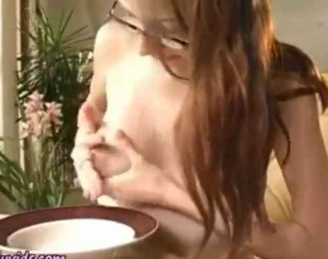 エリカ　美乳から母乳が・・　金髪外人メガネッ子が搾乳！エロミルクがほとばしる動画です！無臭